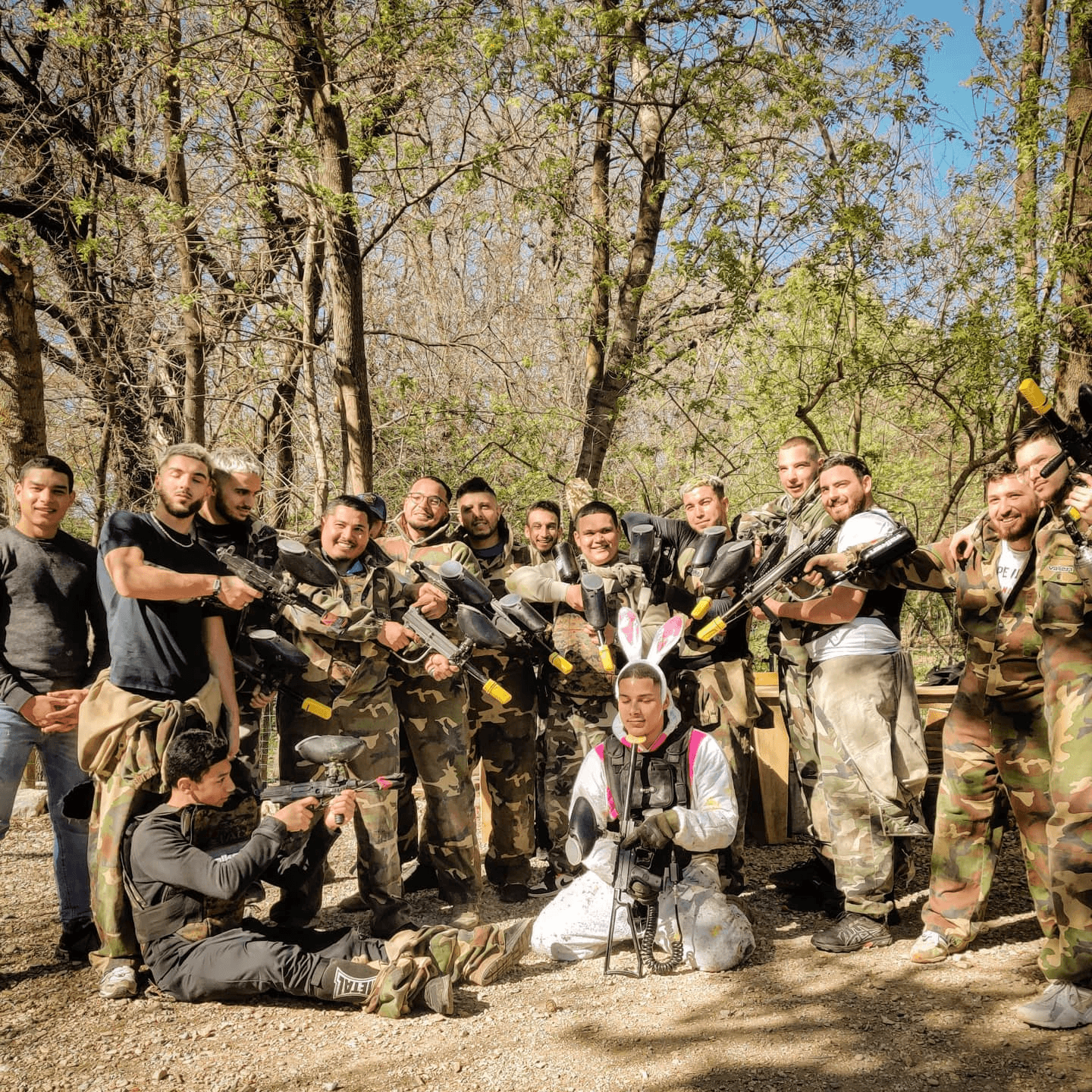 Grand groupe en session extérieure sur le terrain outdoor